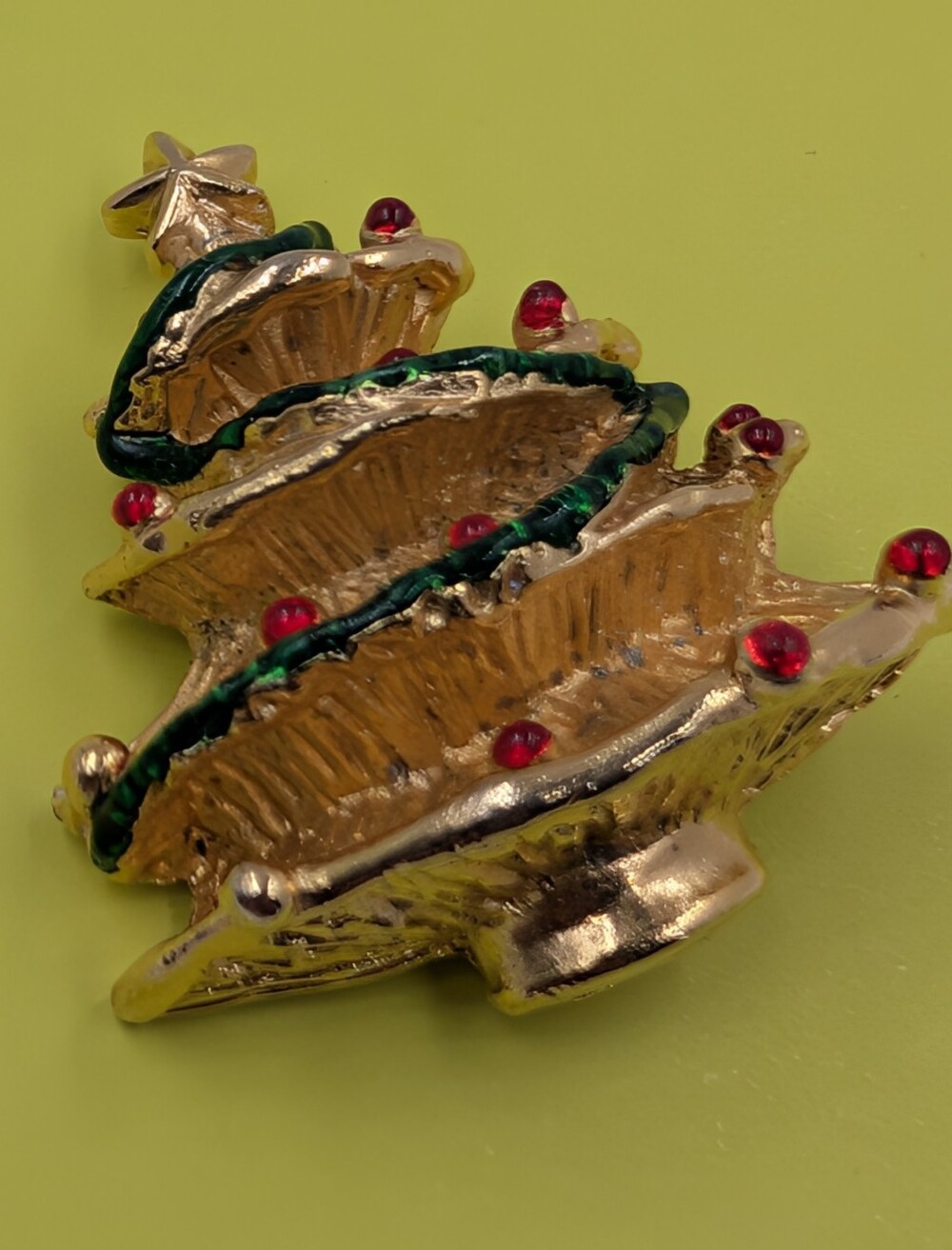 Vintage Brooch Gold Tone Holiday Christmas Tree Pin Brooch Green Red Enamel C60 - Picture 10 of 11